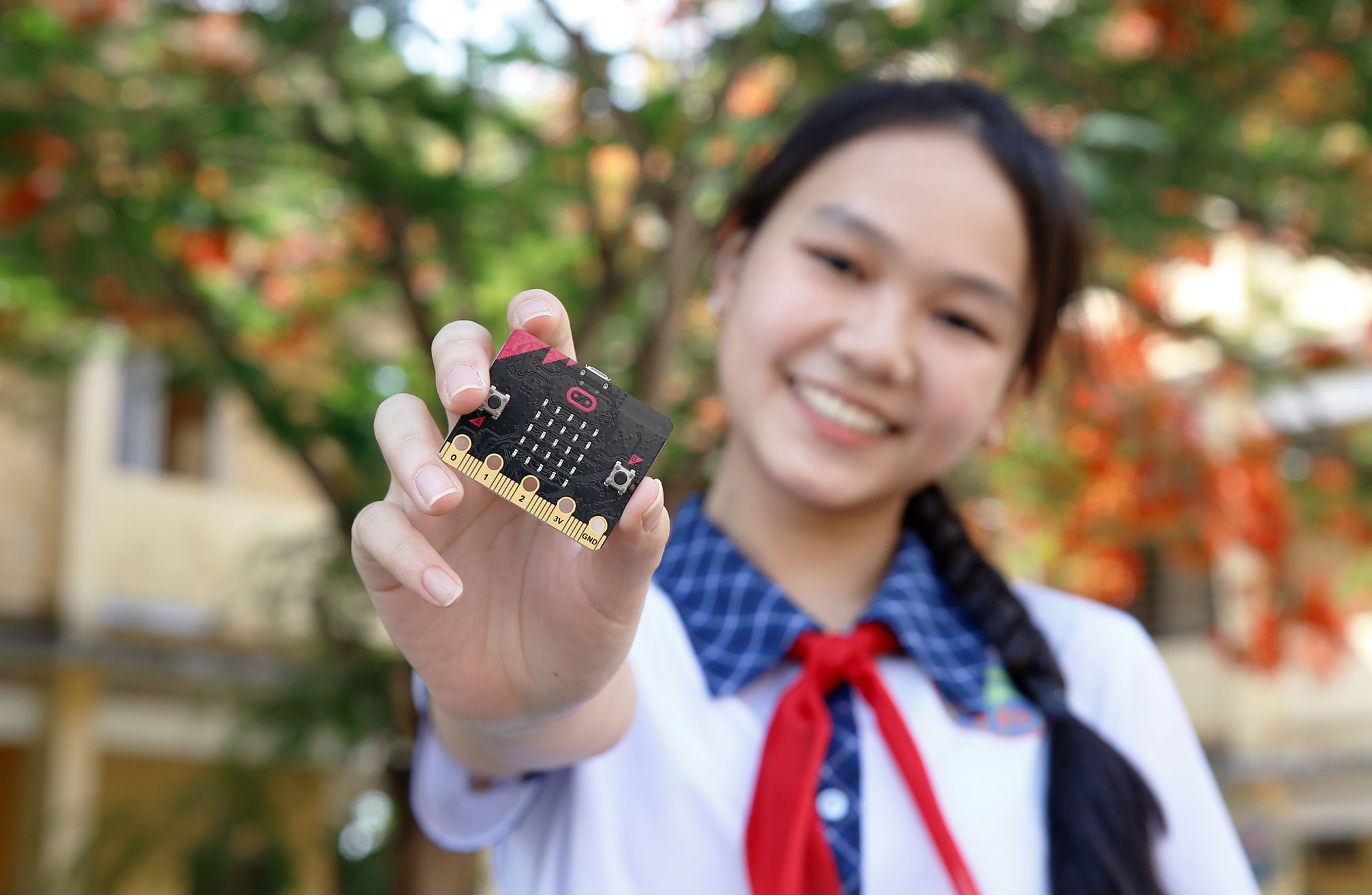 Dariu Foundatin - Code Club - Girl showiing chip
