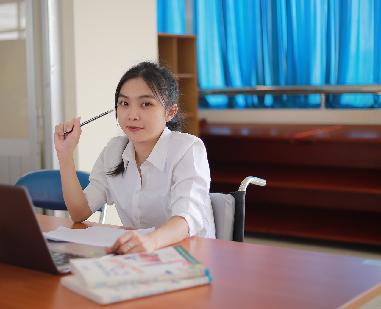 E-Commerce - Student working on laptop