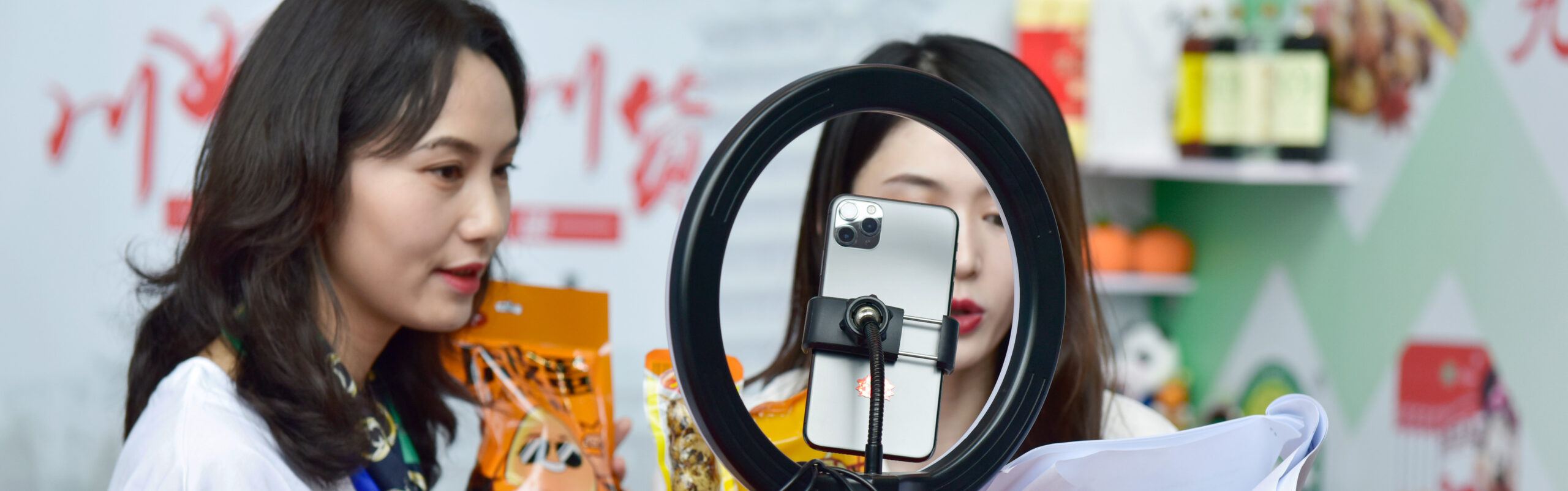 E-Commerce - Zwei asiatische Studentinnen